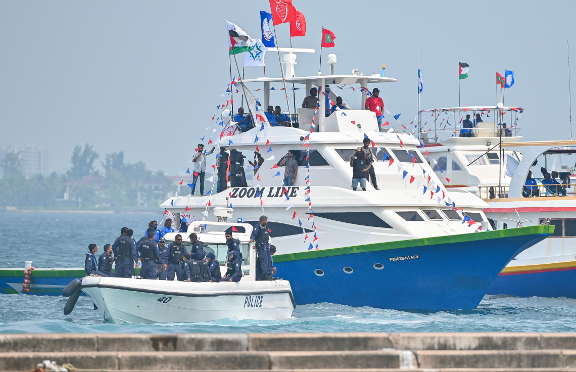 ފުލުހުންގެ ބެލުމުގެ ދަށަށް ދޯނިތައް ގެންގޮސް މުޒާހަރާ ރޫޅާލައިފި