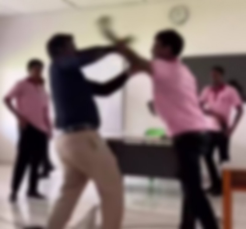 ޓީޗަރުންނަށް ހަނގާކުރުން އައްޑޫ ހައި ސްކޫލުގައި އާންމު، އިސްވެރިން ތިބީ ފެއިލްވެފައި: ޓީޗަރުންގެ އެސޯސިއޭޝަން