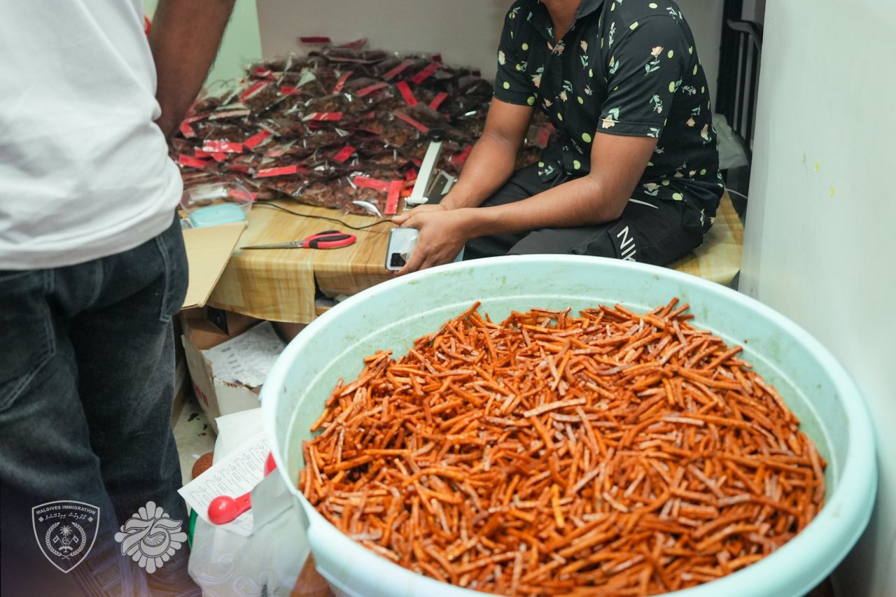 ސާފުތާހިރުކަން ނެތި ކާބޯތަކެތި ތައްޔާރުކުރަމުންދިޔަ 18 ބިދޭސީއެއް އިމިގްރޭޝަންގެ ބެލުމުގެ ދަށަށް