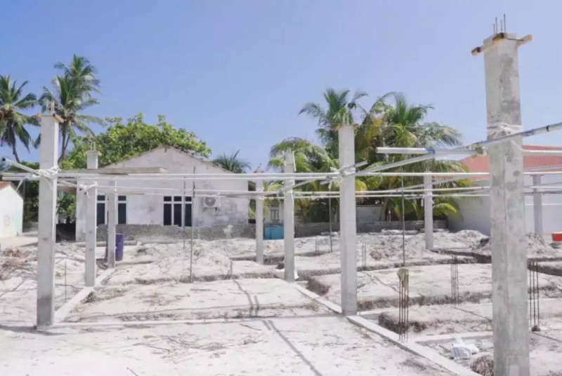 ރައީސް މުޢިއްޒު ބިންގާ އެޅުއްވި ފީއަލީ ޕޮލިސް ސްޓޭޝަން، ތަނބުތައް ކޮޅަށް ޖެހުނު ގޮތަށް ހުއްޓިފައި