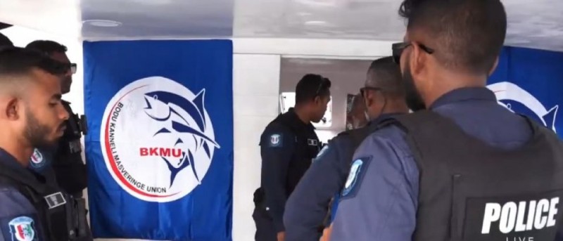 މުޒާހަރާކުރަމުންދިޔަ ދޯނިތަކަށް ފުލުހުން އަރާ މީހުން ހައްޔަރުކުރަން ފަށައިފި