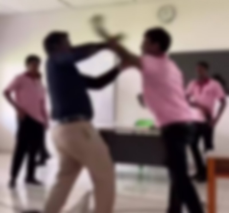 ދަރިވަރަކާ ޓީޗަރަކާ ދެމެދު ތަޅައިފޮޅުމެއް، މައްސަލަަ ބަލަނީ