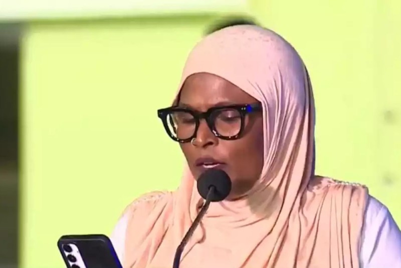 ރައްޔިތުންގެ ޚިޔާލު ނުހޯދާ ކަންކަން ކުރައްވަމުން، މި ހުންނެވީ ރައްޔިތުންގެ ފަޅީގައި ކަމަށް ރައީސް މުއިއްޒު ވިދާޅުވާތީ އާއްމު މީހެއްގެ ކަންބޮޑުވުން!