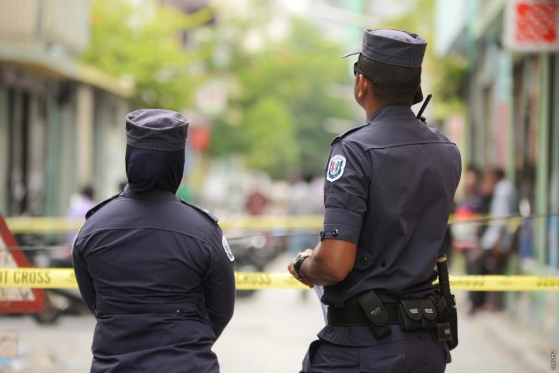 ފޯނާ ކުޅެމުން ސައިކަލު ދުއްވައި، ފުލުހުންނަށް ފިލަން އުޅެނިކޮށް ވެއްޓުނު ފޯނާއެކު ފެނުނީ ޑުރަގު