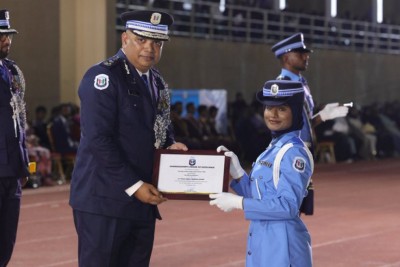 އަސާސީ ތަމްރީނު ކޯހުން، އެންމެ މޮޅު ދަރިވަރަކަށް ފުރަތަމަ ފަހަރަށް އަންހެން ފުލުހެއް