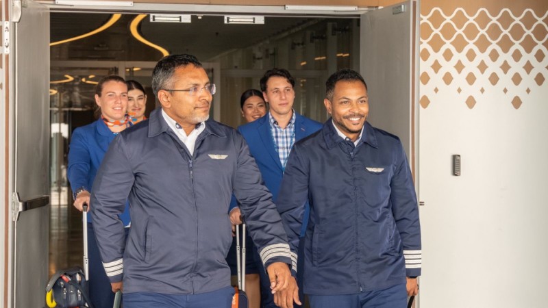 ބައިނަލްއަގުވާމީ އެއާލައިނެއް, ރާއްޖެ އައިއިރު ޕައިލެޓުންނަށް ދެ ދިވެހިން!