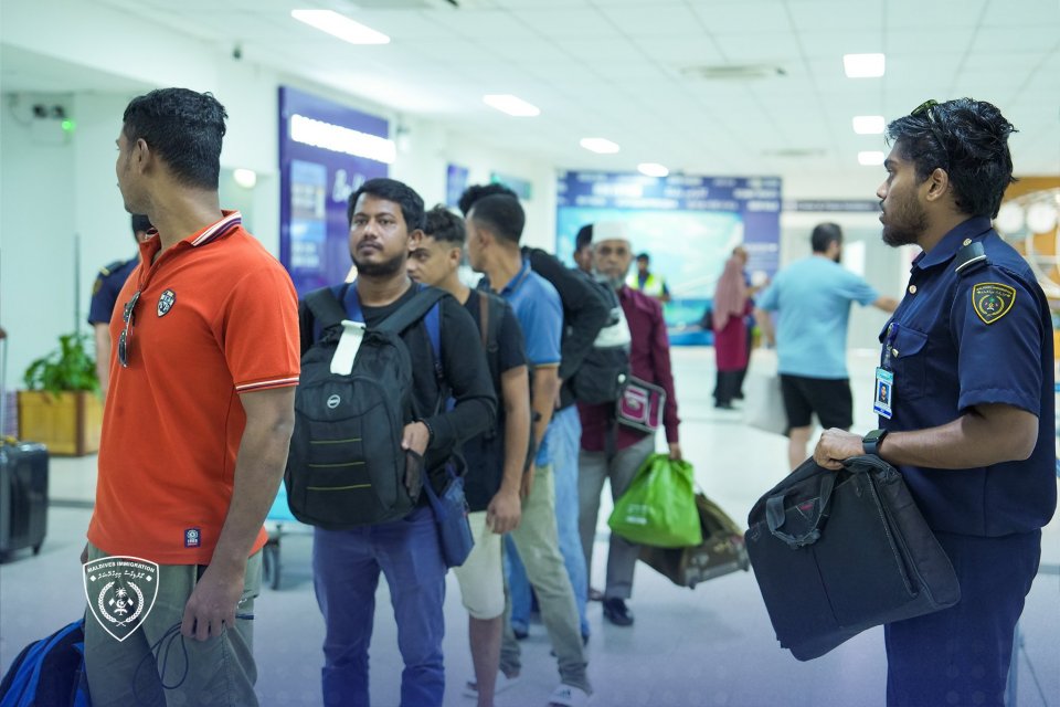 ޓީޗަރުންނާއި ނަރުހުން އަދި އެހެން ވަޒީފާތަކަށް ބިދޭސީން ގެނައުން މަނާކުރަނީ