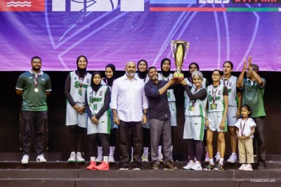 ޤައުމީ ބާސްކެޓްބޯޅަ މުބާރާތް: ޗެމްޕިއަންކަން ޓީރެކްސް އާއި ކުއީންސްއަށް