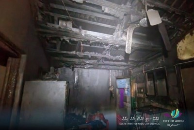 އަނދައި ހުލިވީ ތިން ކުޑަކުދިންނާއެކު އުޅުނު ގެ؛ އާމްދަނީ ވެސް ހުއްޓި، ބޮޑު ހާސްކަމަކަށް