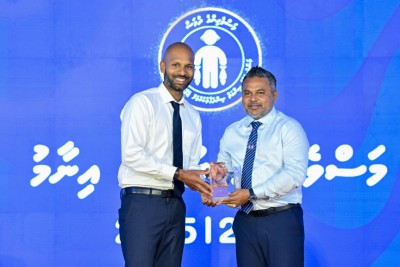 ކުރީގެ މިނިސްޓަރު ޞާބިރު ހިމެނޭހެން 32 ފަރާތަކަށް މަސްވެރިކަމަށް ޚިދުމަތްކުރުމުގެ އިނާމު ދީފި