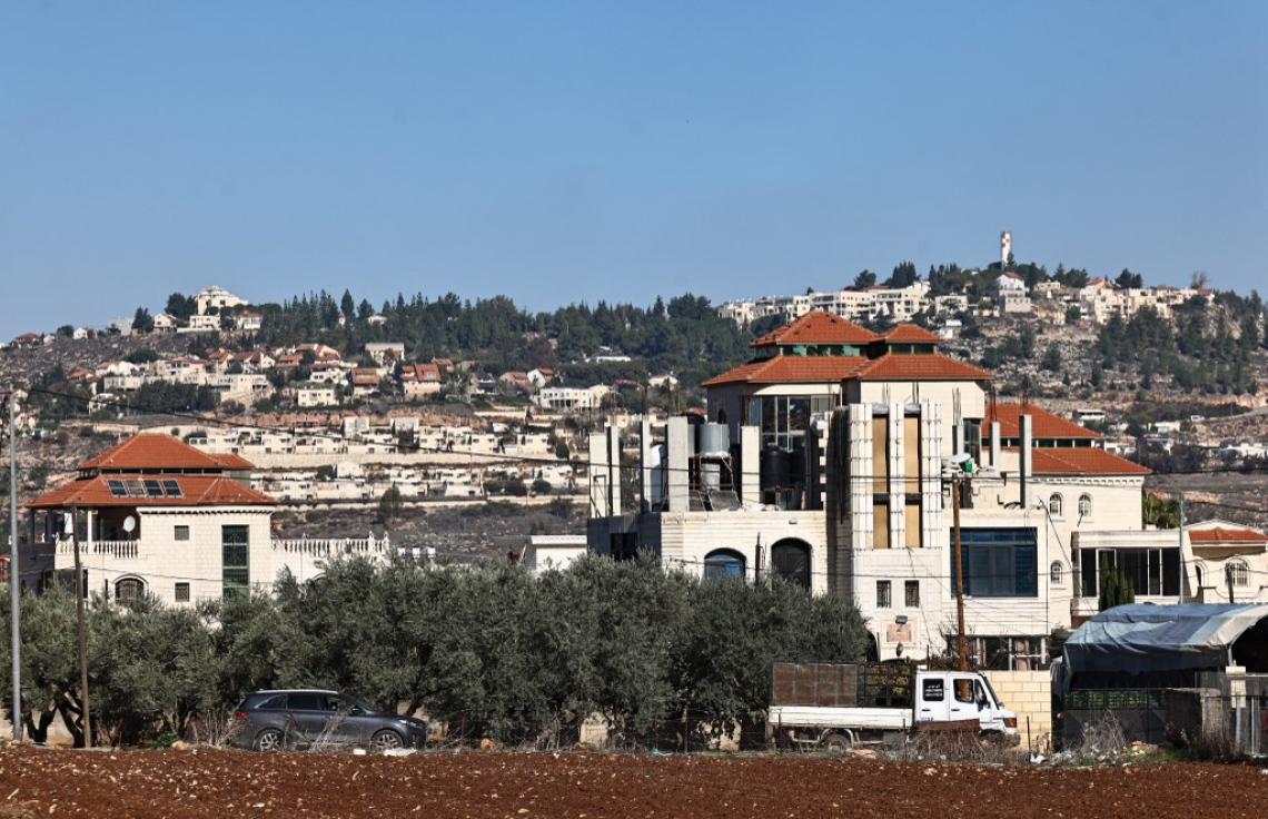 ހުޅަނގު އައްސޭރީގައި އާންމުން އުޅޭ 25 އިމާރާތެއް އިޒްރޭލުން ތަޅާލަނީ