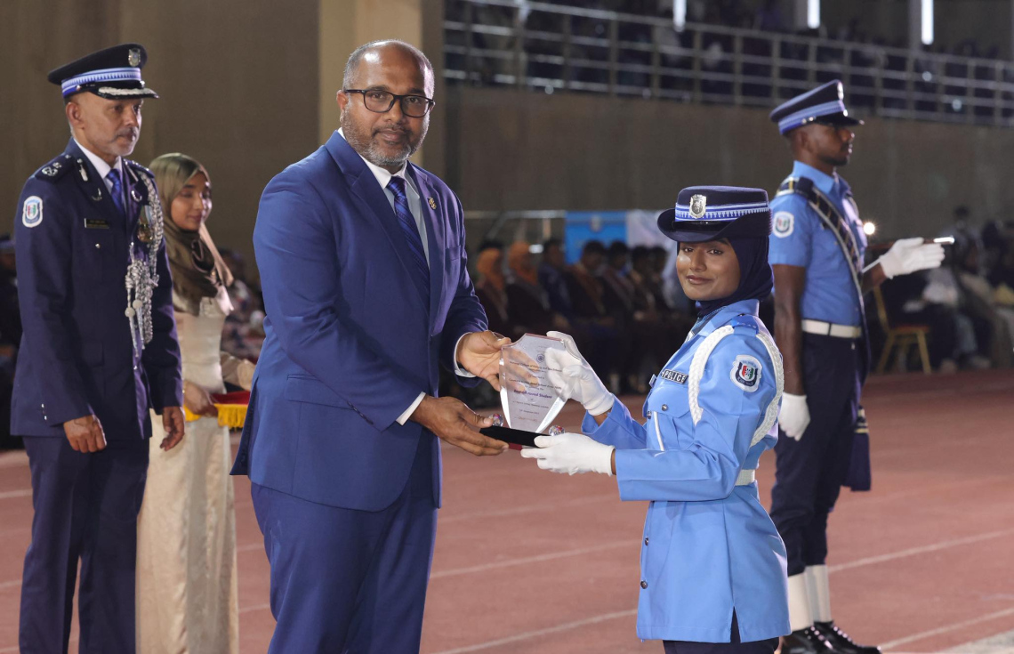 ފުލުހުންގެ އަސާސީ ތަމްރީނު ކޯހުގެ ކުރީގައި އަންހެނުން