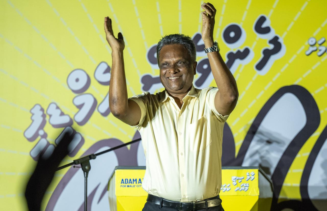 މައިދާން ދޫކޮށް ނުފިލާނަން، ހުންނާނީ ހިދުމަތުގައި: އާޒިމް