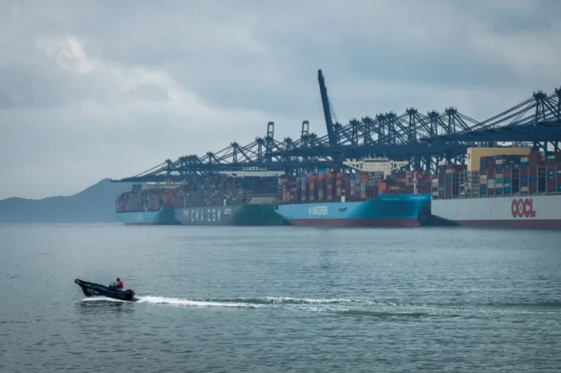 ޗައިނާއިން އީރާނަށް ދަތުރުކުރި މުދާ އުފުލާ ބޯޓެއް އެމެރިކާ ސިފައިން ރެއިޑްކުރި: ރިޕޯޓް