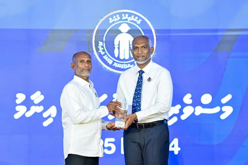 45 ވަނަ މަސްވެރިންގެ ދުވަހުގެ ރަސްމީ ޖަލްސާ ބާއްވާ، މަސްވެރިކަމުގެ ސިނާޢަތަށް އަގުހުރި ޚިދުމަތްތައް ކުރައްވާފައިވާ ފަރާތްތަކަށް އިނާމު ދީފި