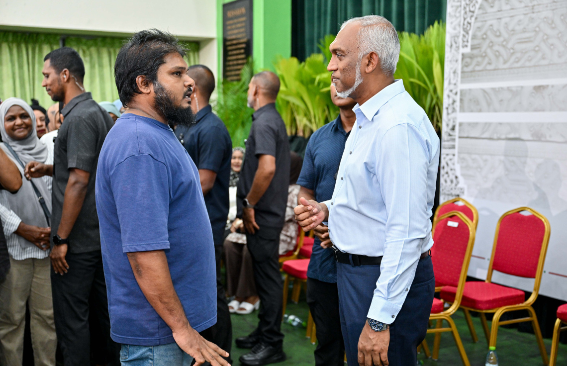 ރައީސްގެ ފުރަތަމަ ބައްދަލުވުން ކުދި އަދި މެދުފަންތީގެ ވިޔަފާރިވެރިންނާއެކު