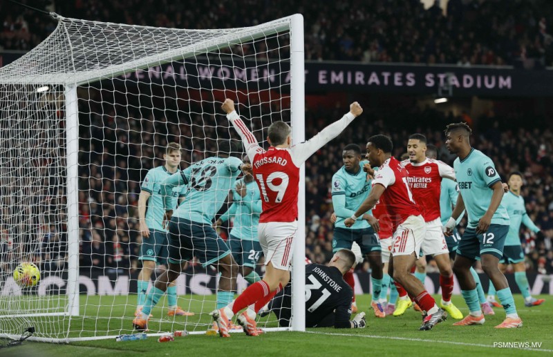 ވޮލްވްސް އިން ބައިކޮޅަށް ޖެހި ދެ ލަނޑުން އާސެނަލް މޮޅުވެއްޖެ