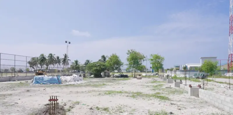 ފީއަލީ އިންޑޯ ވޮލީ ކޯޓު: ކޮންޓްރެކްޓަރަށް ފައިސާ ނުދައްކައިގެން މަސައްކަތް ހުއްޓާލާފައިވާތާ 2 އަހަރު!