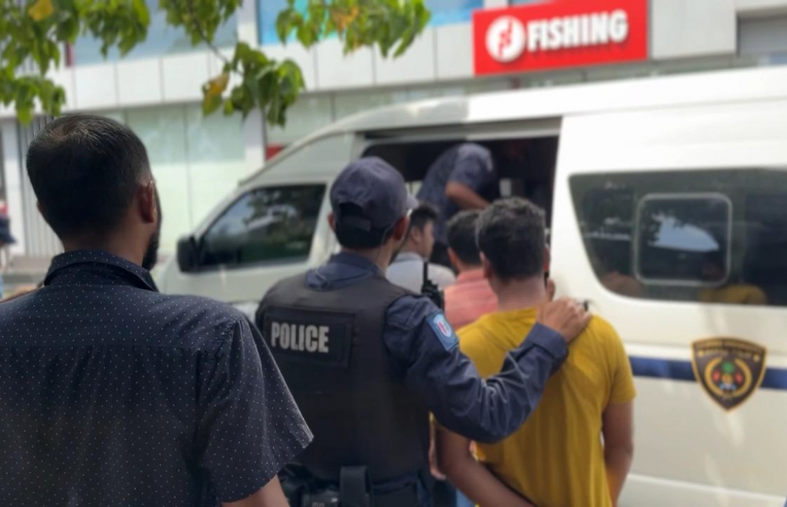 ރޭ ދަންވަރު ބޭރުގައި އުޅުނު 23 ބިދޭސީންނާ ސުވާލުކޮށް، އެކަކު ހައްޔަރުކުރި