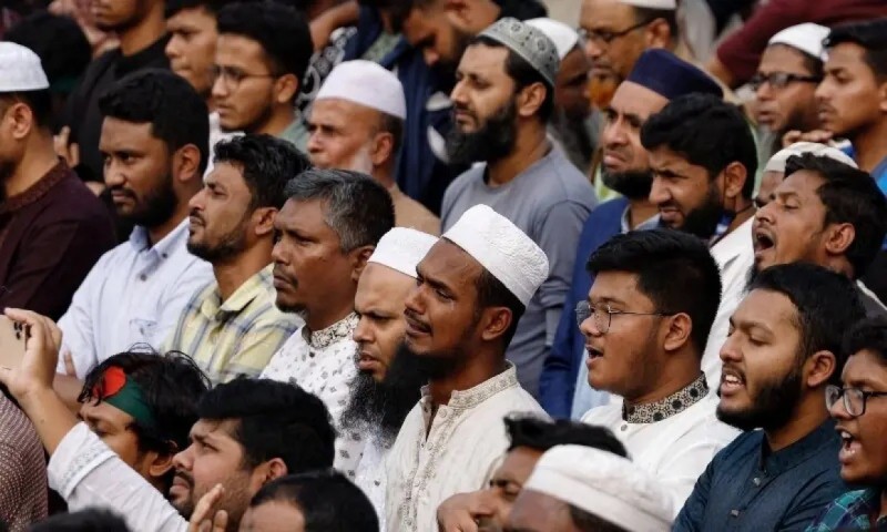 ބަންގްލަދޭޝް މުޒާހަރާތަކުގެ ލީޑަރު، ހާދީގެ ޖަނާޒާ: އެތައް ހާސް ބަޔަކު އެއްވެ ހިތާމަ ފާޅުކޮށްފި