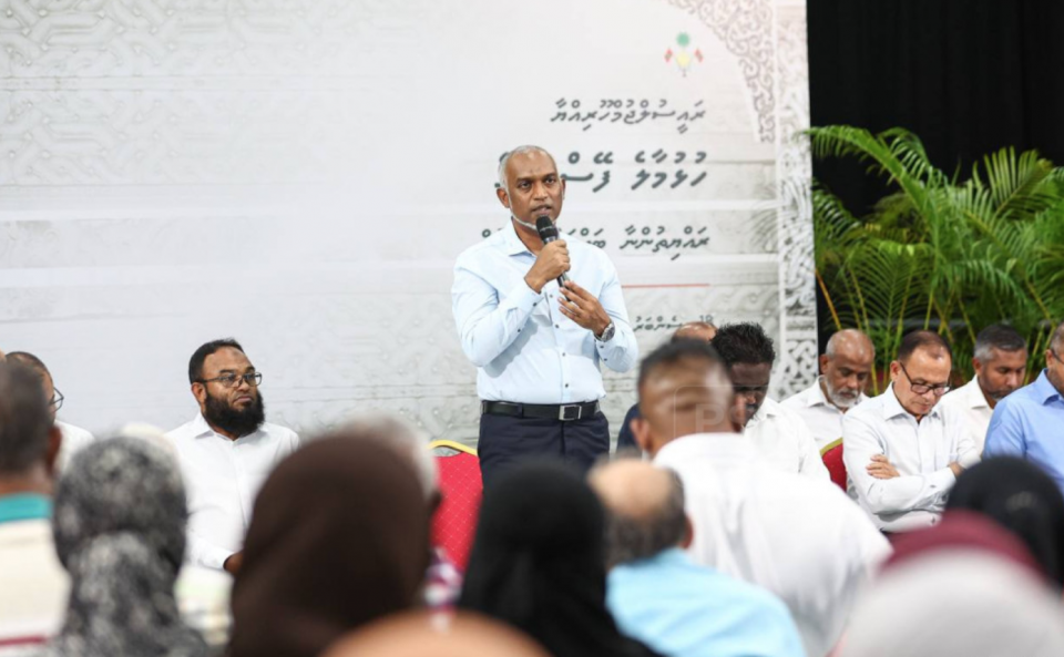 ރައީސް މާދަމާ ރޭ ފޭސް 1 ގެ ރައްޔިތުންނާ ބައްދަލުކުރައްވަނީ