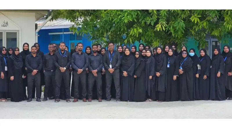 އަލިފުށީ ސްކޫލްގެ މުދައްރިސުން ކަޅު ހެދުމުގައި މަސައްކަތަށް ނުކުމެ، އެމީހުންގެ ޙައްޤުތައް ހޯދުމަށް އަޑު އުފުލައިފި