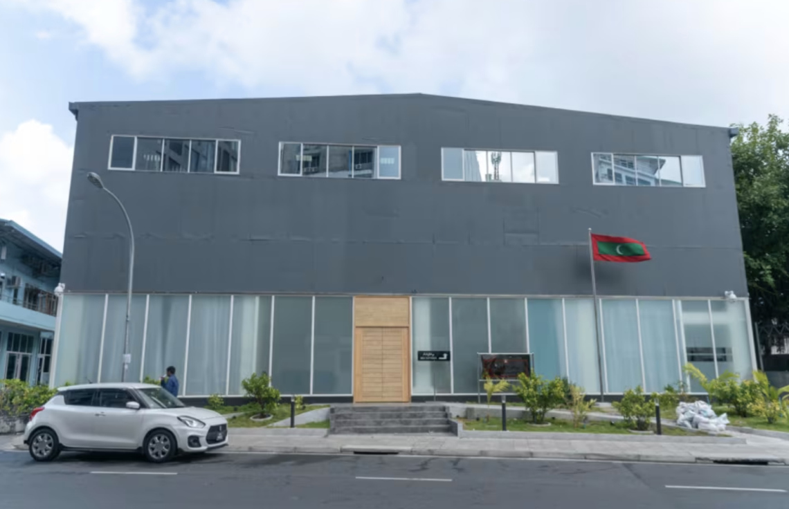 ސައުދީ އެމްބަސީގެ ފުރާޅުމައްޗަށް އެރި ޒުވާނަކު ހައްޔަރުކޮށްފި، ފޮޓޯއެއް ނަގަން ކަމަށް ބުނެ މާފަށް އެދުނު