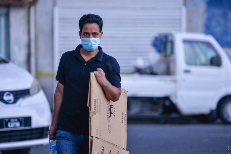 ދަންވަރު މަގުމަތީގައި އުޅޭ ބިދޭސީން ހުއްޓުވައި، ސުވާލުކުރުމަށް ފުލުހުންނަށް ރައީސް އަންގަވައިފި