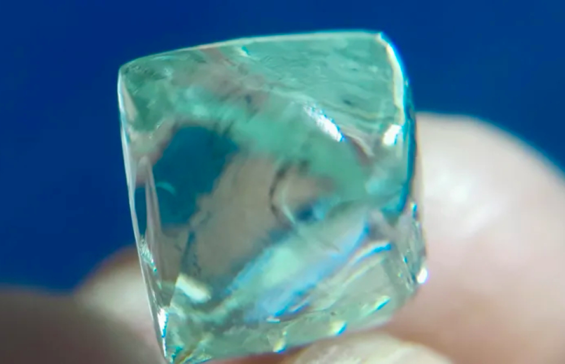 އިންޑިއާގެ ދެ އެކުވެރިއަކަށް 55،000 ޑޮލަރުގެ ޖަވާހިރެއް ފެނިއްޖެ