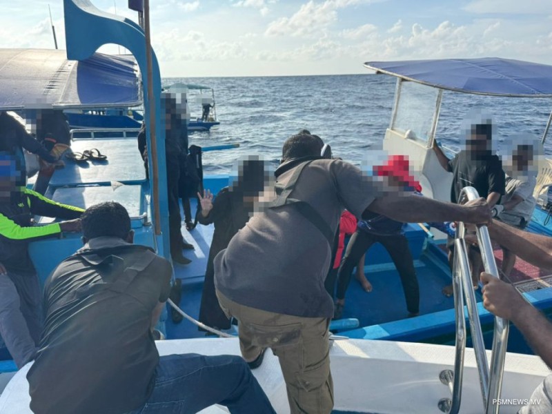 އިންޖީނު ހުއްޓި އޮޔާދިޔަ ދޯންޏެއް ހޯދައި، އޭގައި ތިބި މީހުން ސަލާމަތްކޮށްފި