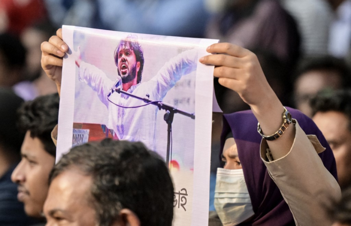 ދަރިވަރުންގެ ލީޑަރުގެ މަރާ އެކު ބަންގްލާދޭޝްގެ ދެ ނޫހެއްގެ އޮފީސް އަންދާލައި ބޮޑު ހަމަނުޖެހުމެއް