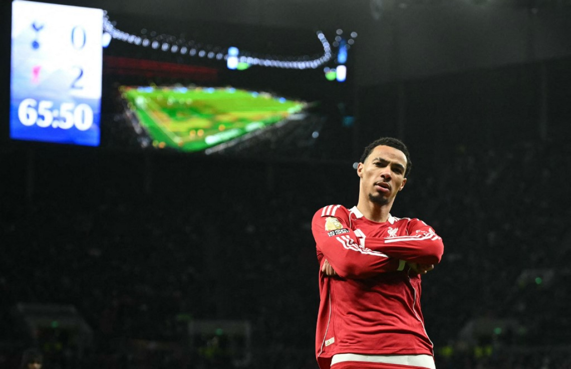 ދެ ރަތް ކާޑާ އެކު ނިންމާލި ޓޮޓެންހަމް ބަލިކޮށް ލިވަޕޫލް، ޗެލްސީއާ އެއްހަމަ ކޮށްފި