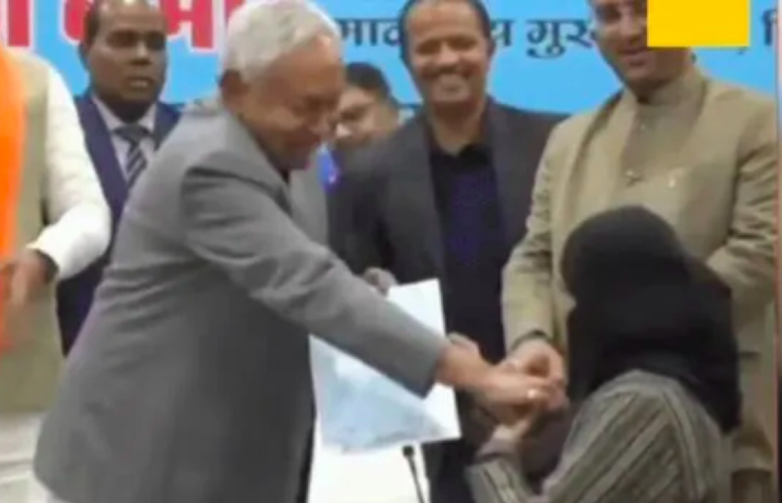 އިންޑިއާގެ ޗީފް މިނިސްޓަރަކު މީހެއްގެ މޫނުބުރުގާ ބޭލުވި މައްސަލަ ބޮޑުވެއްޖެ