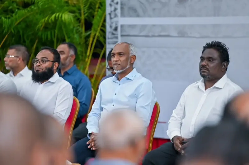 ހުޅުމާލެ ފޭސް 2 ގެ ރައްޔިތުންނާއި ރައީސް ބައްދަލުކުރައްވައިފި : ކުރީ ސަރުކާރުން ދިން ފްލެޓް ލިބުނު މީހުންގެ ފްލެޓް އަތުލުމުގެ ކަންބޮޑުވުންތައް ބަންޑުން ކޮށްލައިފި!