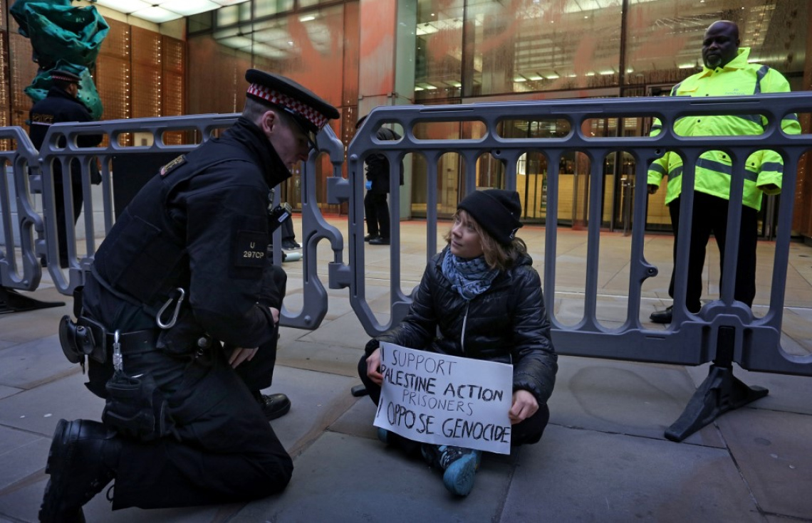 ލަންޑަންގައި ފަލަސްތީނަށް ތާއީދުކޮށް ކުރި މުޒާހަރާއަކުން ގްރެޓާ ތަމްބާގް ހައްޔަރުކޮށްފި