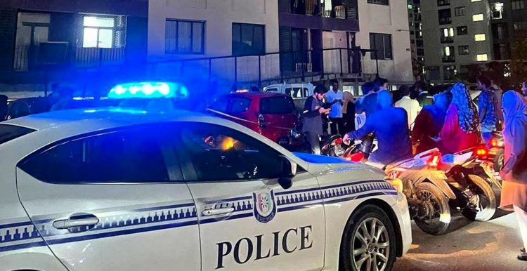 ދެބެންގެ މެދުގައި ހިނގި ހިތްހަމަނުޖެހުމެއްގެ ތެރެއިން ތޫނު އެއްޗަކުން ހަމަލާދީ އެކަކު ޒަހަމްކޮށްލައިފި