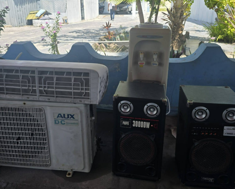 މިފަހަރު އައްޑޫ ފުލުހުން ހޯދީ ވަގަށް ނެގި އޭސީއަކާއި، ވޯޓާ ޑިސްޕެންސަރެއްގެ އިތުރުން ދެ ސްޕީކަރު