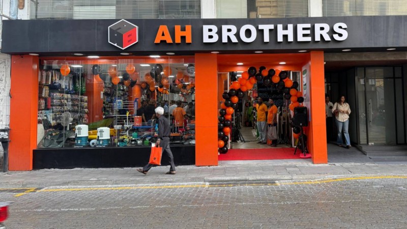 އޭއެޗް ބްރަދާސްއަށް 30 އަހަރު ފުރުން ފާހަގަކުރުމަށް މަޖީދީމަގުގައި އައު ފިހާރައެއް ހުޅުވައިފި