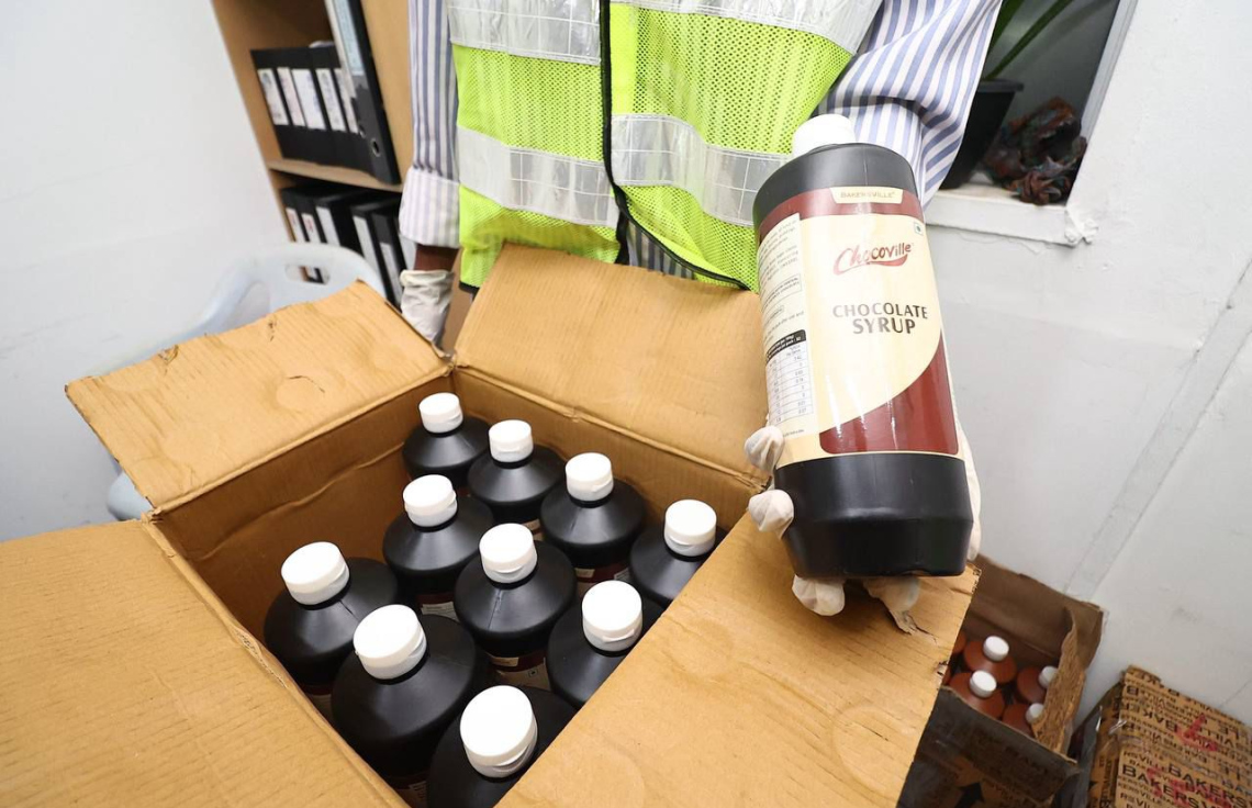 ޗޮކްލެޓް ސިރަޕް ފުޅިތަކުގައި ރާއްޖެ އަށް ޑްރަގް އެތެރެކުރީ ރާސް މޯލްޑިވްސް ކިޔާ ކުންފުންޏެއްގެ ނަމުގައި