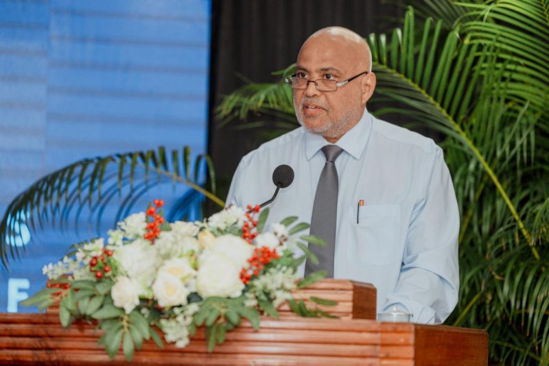 ހައިދަރު ވިދާޅުވީ ބޭރުގައި ތިބި ދަރިވަރުން ފައިސާ ނުލިބިގެން ޝަކުވާ ނުކުރާ ކަމަށް!