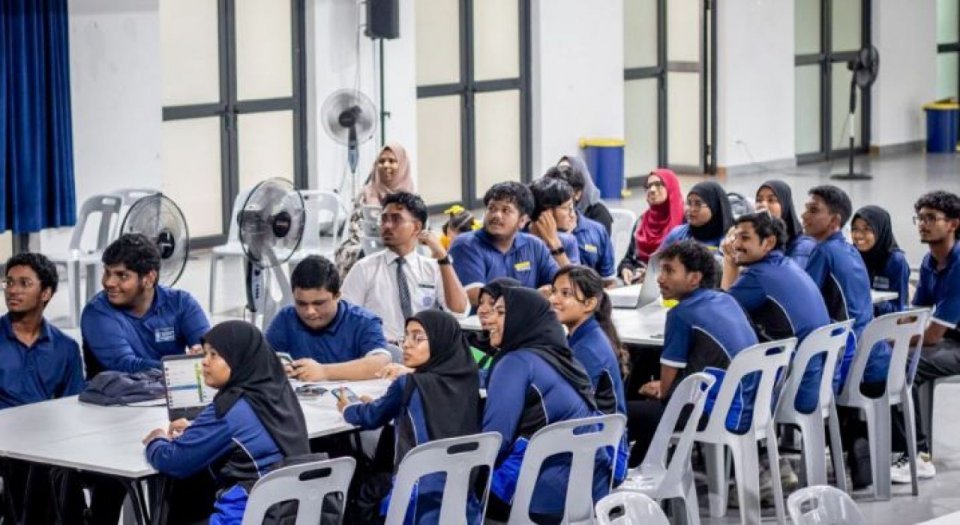 ގްރޭޑް 10ން ދަށުގެ ކުދިން ސްކޫލަށް ފޯނު ގެންދިޔުން މަނާ، 11،12ގެ ކުދިންގެ ފޯނު ލޮކަރަށް