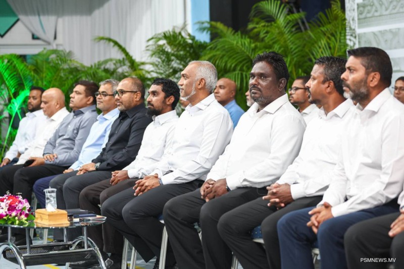 ފޮޓޯ: ރައީސުލްޖުމްހޫރިއްޔާ ޑރ. މުޙައްމަދު މުޢިއްޒު ހުޅުމާލެ ފޭސް 1ގައި ދިރިއުޅޭ ރައްޔިތުންނާ ބައްދަލުކުރެއްވުން