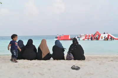 ހުޅުވި ފުރަތަމަ ދުވަހު ވެސް ގިނަ އަދަދެއްގެ ރައްޔތިން ވަނީ އާއިލާ އާ އެކު ހިތްފަސޭހަ ވަގުތުކޮޅެއް "ހިރިވެލި ބީޗު" ގައި ހޭދަކޮށްފަ