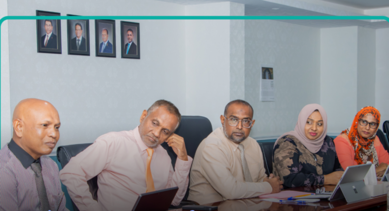 ސިވިލް ސާވިސްގެ އާ ގަވައިދު: "އަންހެނުން ހެދުން އެޅުމުގައި ކަރުވަޅާއި ބުޑު ނިވާކުރަންޖެހޭނެ"