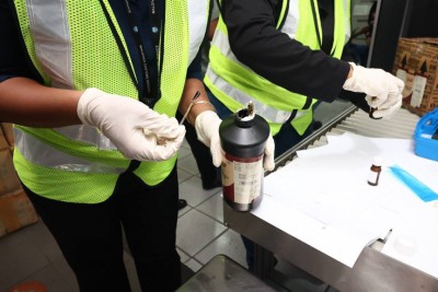 ޗޮކްލެޓް ސިރަޕް ފުޅިތަކުގައި ޑުރަގު އެތެރެކުރި މައްސަލައިގައި ދެ މީހުން ހައްޔަރުކޮށްފި