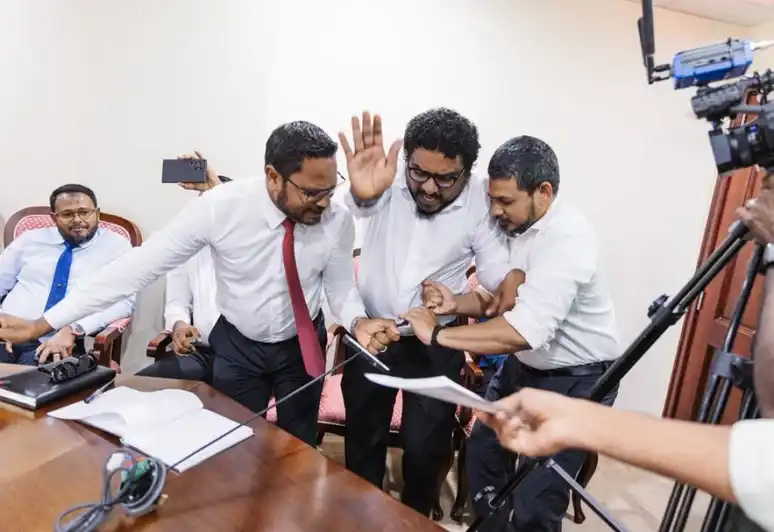 ރައްޔިތުންގެ މަޖިލީހުގެ މައިކްރޯފޯނަށް ގެއްލުން ދިން މައްސަލައެއް ގައި ބަދަލު ނެގުމުގެ ގޮތުން މެމްބަރުންގެ މުސާރައިން 8 ހާހަށް ވުރެ ގިނަ ރުފިޔާ އުނިކޮށްފި