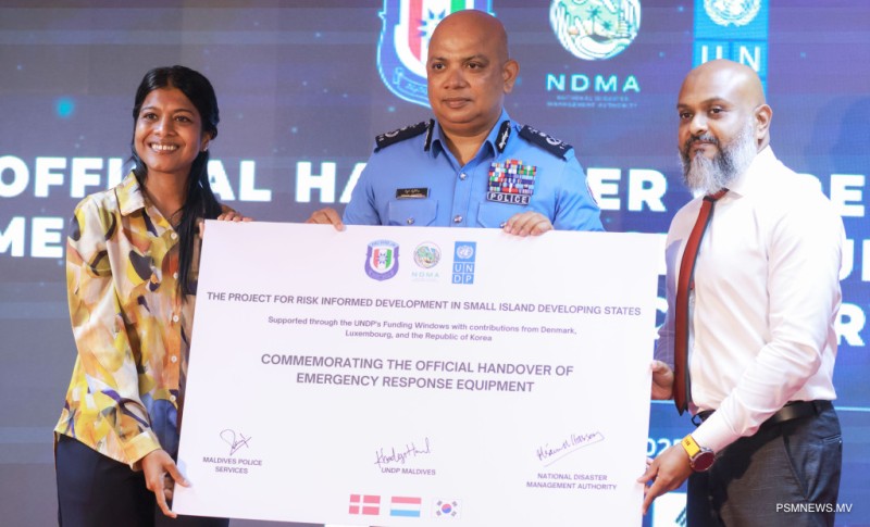 ފޮޓޯ: ކާރިސާއާއި އެހެނިހެން ކުއްލި ހާލަތްތަކުގައި ބޭނުންކުރާ ސާމާނު ދިވެހި ފުލުހުންނަށް ހަދިޔާކުރުން