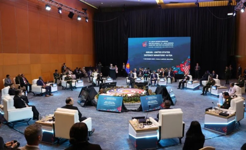 ވިހި ދުވަހަށް ފަހު، ހަމަލާތައް ހުއްޓާލަން ތައިލެންޑާއި ކެމްބޯޑިއާއިން އެއްބަސްވެއްޖެ