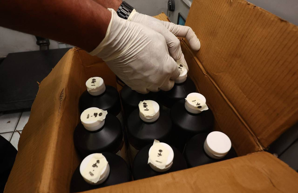 ޗޮކްލެޓް ސިރަޕް ފުޅިތަކުގައި ރާއްޖެ އަށް ޑްރަގް އެތެރެކުރި މައްސަލާގައި މީހަކު ހައްޔަރުކޮށްފި