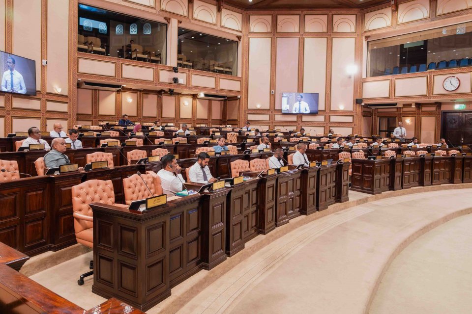 75 އަހަރުވަންދެން ވަޒީފާގައި ހުރެވޭގޮތަށް ފާސްކޮށްފި